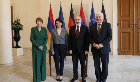 Premierminister Pashinyan traf mit dem Bundespräsidenten Frank-Walter Steinmeier zusammen, Frau Hakobyan mit der Ehefrau des Bundespräsidenten