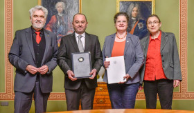 Die Rektorin der Martin-Luther-Universität und der Botschafter der Republik Armenien unterzeichneten einen Vertrag über die Zusammenarbeit