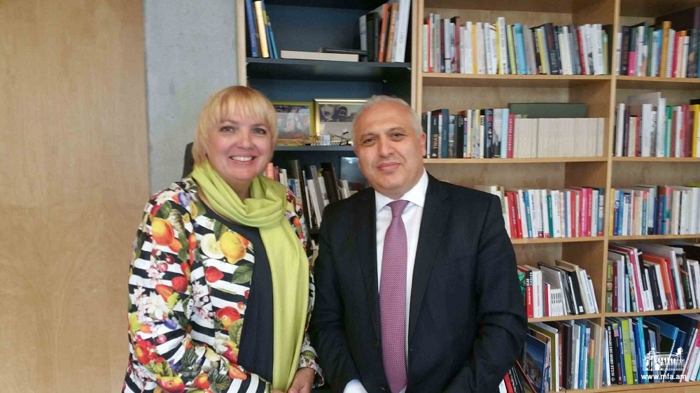 Treffen der Botschafters Smbatyan mit der Vizepräsidentin des Deutschen Bundestags Claudia Roth