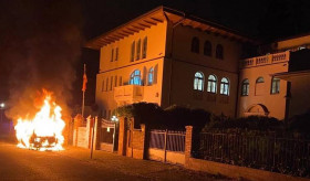 Das Botschaftsfahrzeug wurde in Brand gesteckt