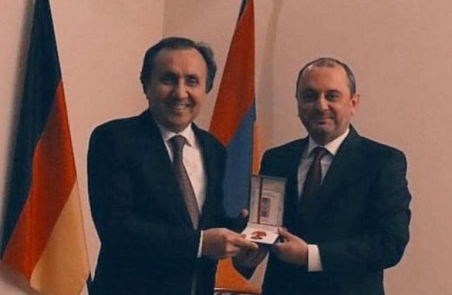 Botschafter der Republik Tadschikistan in der Bundesrepublik Deutschland, S.E. Herr Dr. Imomudin Sattorov, wurde mit der Medaille "Mkhitar Ghosh" ausgezeichnet