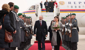 Der Premierminister Nikol Pashinyan ist zusammen mit seiner Gattin, Frau Anna Hakobyan zu einem Arbeitsbesuch in Berlin
