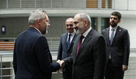 Der Premierminister besuchte den Bundestag und stellte die Lage in der Region vor