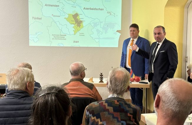 Botschafter Viktor Yengibaryan nahm an dem Vortrag "Berg-Karabach" teil