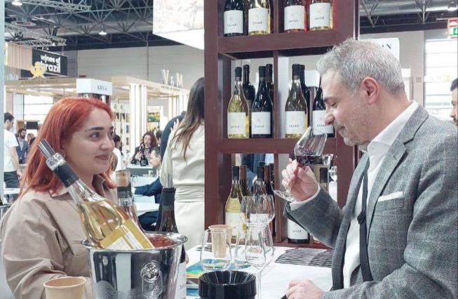 Produkte von armenischen Weinproduzenten wurden während der ProWein 2024 präsentiert