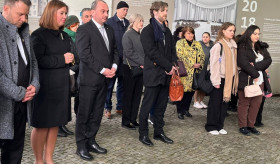 Die Vizepräsidentin des Bundestages legte einen Kranz zum Gedenken an die Opfer des Völkermordes an den Armeniern nieder