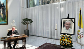 Trauerfeier für Papst Franziskus in der Berliner Sankt-Hedwigs-Kathedrale