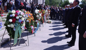 Kranzniederlegungszeremonien zum 80. Jahrestag des Endes des Zweiten Weltkriegs