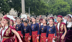 Armenische Jugend präsentiert traditionelle Tänze beim Karneval der Kulturen Berlin 2025