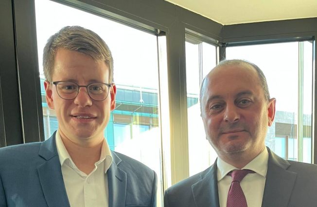 Der Botschafter der Republik Armenien, S.E. Herr Viktor Yengibaryan, traf sich mit dem stellvertretenden Vorsitzenden der Deutsch-S&uuml;dkaukasischen Parlamentariergruppe, Herrn Daniel K&ouml;lbl (CDU).