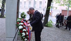 ՀՀ դեսպանը և ԳԴՀ Բունդեսթագի փոխնախագահը հարգանքի տուրք մատուցեցին Հայոց ցեղասպանության զոհերի հիշատակին