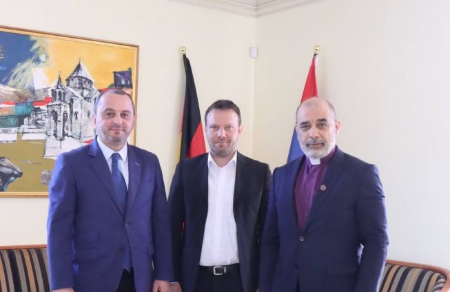 Treffen des Botschafters mit Bischof Serovpe Isakhanyan und den neu gewählten Vorstandsvorsitzenden des Zentralrats der Armenier in Deutschland,  Jonathan Spangenberg